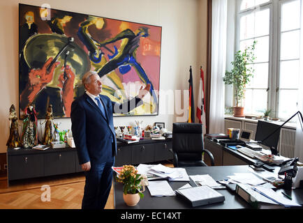 Berlin, Deutschland. 4. Dezember 2014. Datei - Bürgermeister von Berlin Klaus Wowereit steht in seinem Büro im Rathaus in Berlin, Deutschland, 4. Dezember 2014. Foto: JENS KALAENE/Dpa/Alamy Live News Stockfoto