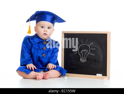 lustige Baby in Akademiemitglied Kleidung an Tafel Stockfoto