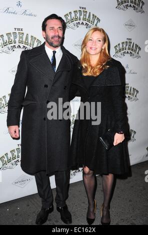 New York, NY, USA. 7. Dezember 2014. Jon Hamm, Jennifer Westfeldt im Ankunftsbereich für THE ELEPHANT MAN Premiere am Broadway, Booth Theatre, New York, NY 7. Dezember 2014. Bildnachweis: Gregorio T. Binuya/Everett Collection/Alamy Live-Nachrichten Stockfoto