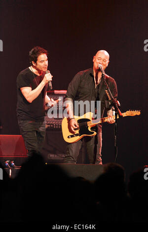 Las Vegas, Nevada, USA. 5. Dezember 2014. Sänger Patrick Monahan und Gitarrist Jimmy Stafford des Zuges führen am MIX 94,1 Mark & Mercedes '' Not So Silent Night'' Konzert am Gelenk am 5. Dezember 2014 im Hard Rock Hotel & Casino in Las Vegas, Nevada. © Marcel Thomas/ZUMA Draht/Alamy Live-Nachrichten Stockfoto