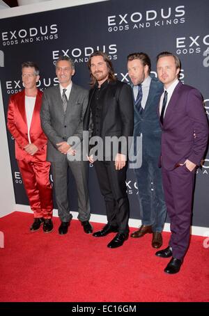 Brooklyn, NY, USA. 7. Dezember 2014. Ben Mendelsohn, John Turturro, Christian Bale, Joel Edgerton, Aaron Paul im Ankunftsbereich für EXODUS: Götter und Könige Premiere, The Brooklyn Museum, Brooklyn, NY 7. Dezember 2014. Bildnachweis: Derek Sturm/Everett Collection/Alamy Live-Nachrichten Stockfoto