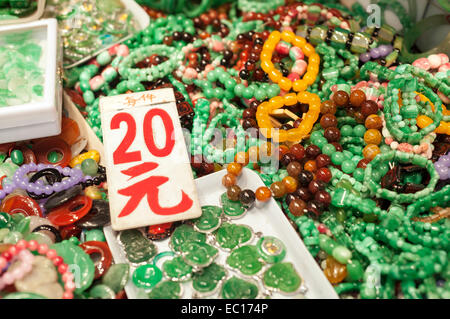 Jade Schmuck am Yaumatei jade Markt, Hong Kong Stockfoto