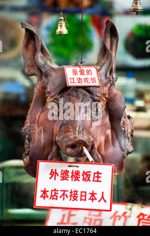 Schweinekopf mit einem "kein Japanisch" Schild befestigt Stockfoto