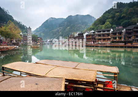 Boote auf dem Fluss tuojiang, fenghuang antike Stadt, China Stockfoto