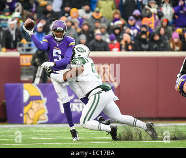 Minneapolis, MN, USA. 7. Dezember 2014. Minnesota Vikings-quarterback Teddy Bridgewater (5) läuft gegen die New York Jets in der zweiten Hälfte im TCF Bank Stadium in Minneapolis, MN. Craig Lassig/CSM/Alamy Live-Nachrichten Stockfoto