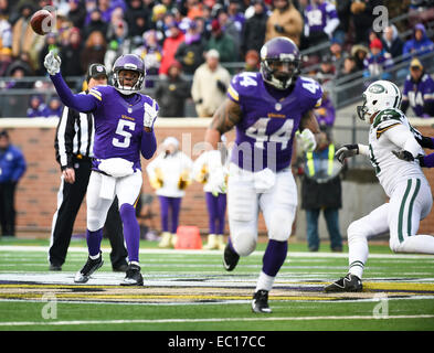 Minneapolis, MN, USA. 7. Dezember 2014. Minnesota Vikings-quarterback Teddy Bridgewater (5) läuft gegen die New York Jets in der zweiten Hälfte im TCF Bank Stadium in Minneapolis, MN. Craig Lassig/CSM/Alamy Live-Nachrichten Stockfoto