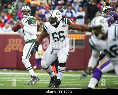 Minneapolis, MN, USA. 7. Dezember 2014. New York Jets quarterback Geno Smith (7) Würfe gegen die Minnesota Vikings in der zweiten Hälfte im TCF Bank Stadium in Minneapolis, MN. Craig Lassig/CSM/Alamy Live-Nachrichten Stockfoto