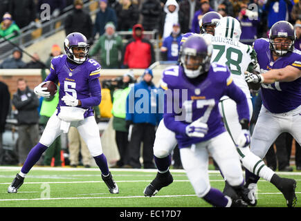 Minneapolis, MN, USA. 7. Dezember 2014. Minnesota Vikings-Quarterback Teddy Bridgewater (5) widerspricht der in der zweiten Hälfte im TCF Bank Stadium in Minneapolis, MN. Craig Lassig/CSM/Alamy Live-Nachrichten Stockfoto