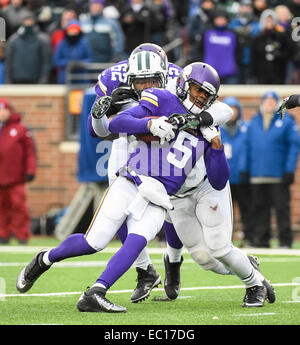 Minneapolis, MN, USA. 7. Dezember 2014. Minnesota Vikings-Quarterback Teddy Bridgewater (5) widerspricht der in der zweiten Hälfte im TCF Bank Stadium in Minneapolis, MN. Craig Lassig/CSM/Alamy Live-Nachrichten Stockfoto