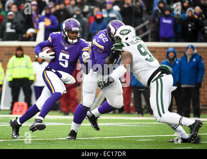 Minneapolis, MN, USA. 7. Dezember 2014. Minnesota Vikings-Quarterback Teddy Bridgewater (5) widerspricht der in der zweiten Hälfte im TCF Bank Stadium in Minneapolis, MN. Craig Lassig/CSM/Alamy Live-Nachrichten Stockfoto