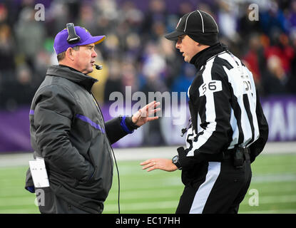 Minneapolis, MN, USA. 7. Dezember 2014. Minnesota Vikings Head coach Mike Zimmer Gespräche mit offiziellen Allen Baynes in der zweiten Hälfte im TCF Bank Stadium in Minneapolis, MN. Craig Lassig/CSM/Alamy Live-Nachrichten Stockfoto