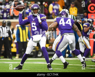 Minneapolis, MN, USA. 7. Dezember 2014. Minnesota Vikings-quarterback Teddy Bridgewater (5) Würfe gegen die New York Jets in der zweiten Hälfte im TCF Bank Stadium in Minneapolis, MN. Craig Lassig/CSM/Alamy Live-Nachrichten Stockfoto