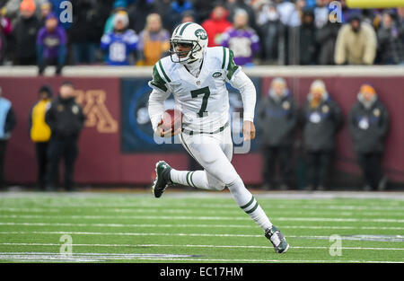 Minneapolis, MN, USA. 7. Dezember 2014. New York Jets quarterback Geno Smith (7) läuft gegen die Minnesota Vikings in der zweiten Hälfte im TCF Bank Stadium in Minneapolis, MN. Craig Lassig/CSM/Alamy Live-Nachrichten Stockfoto