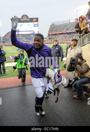 Minneapolis, MN, USA. 7. Dezember 2014. Minnesota Vikings-Quarterback Teddy Bridgewater verlässt das Feld gegen die New York Jets nach ihrem Spiel im TCF Bank Stadium in Minneapolis, MN. Craig Lassig/CSM/Alamy Live-Nachrichten Stockfoto