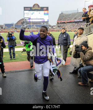 Minneapolis, MN, USA. 7. Dezember 2014. Minnesota Vikings-Quarterback Teddy Bridgewater verlässt das Feld gegen die New York Jets nach ihrem Spiel im TCF Bank Stadium in Minneapolis, MN. Craig Lassig/CSM/Alamy Live-Nachrichten Stockfoto