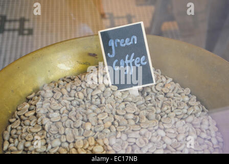 Grüne Kaffeebohnen in einem Schaufenster Stockfoto