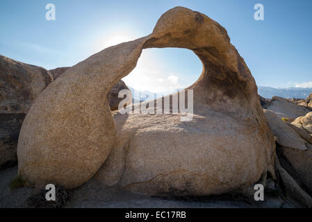 Ein Blick durch den Mobius Arch im kalifornischen Alabama Hills, mit der Sierra Nevada im Hintergrund sichtbar. Stockfoto