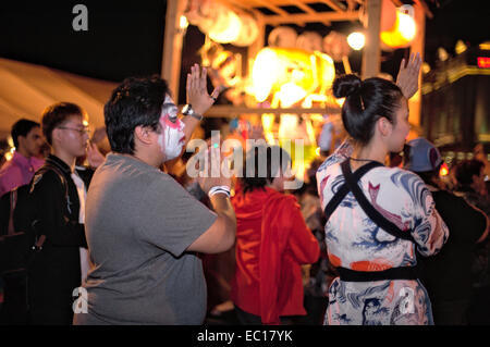 Festival-Teilnehmer während der Bon Odori tanzen tanzen bei der Las Vegas Akimatsuri 25. Oktober 2014. Die Tänzer tanzen rund um die Stockfoto