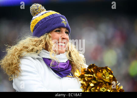 Minneapolis, MN, USA. 7. Dezember 2014. Minnesota Vikings Cheerleader führen Sie während des Spiels gegen die New York Jets im TCF Bank Stadium in Minneapolis, MN. Craig Lassig/CSM/Alamy Live-Nachrichten Stockfoto