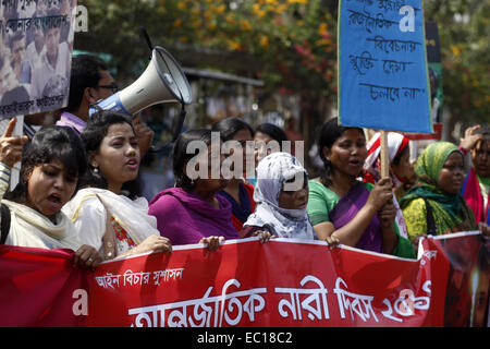 Dhaka, Bangladesch. 7. März 2014. 7. März 2014 - Dhaka, Bangladesch - Dhaka, Bangladesch, 7. März 2014:. Überlebenden der Säureattacken, besuchen eine Menschenkette gegen sauren Gewalt am Vorabend der Feier der Internationale Frauentag in Dhaka, Bangladesch zu protestieren. Je nach Säure Überlebenden Foundation (ASF) gab 3.184 Säureattacken seit Februar 1999 bis Februar 2014 in Bangladesch, wo 1.792 Frauen Opfer unter insgesamt 3.512 waren. Säureattacken sind meist üblich, in Kambodscha, Pakistan, Afghanistan, Indien, Bangladesch und im nahen Ausland. Es wird geschätzt, dass einige 80 Perce Stockfoto