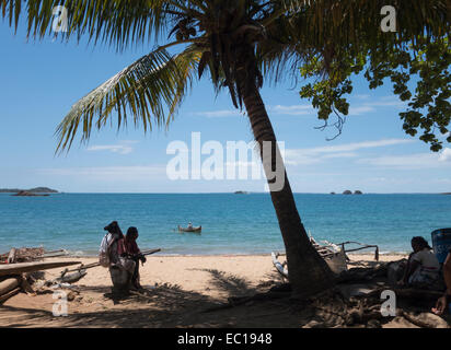 Leute sitzen an einem Strand in der Nähe von Nosy Be auf Madagaskar Stockfoto