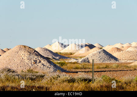 Haufen von Bergematerial, Opal Minen, Coober Pedy, Südaustralien Stockfoto