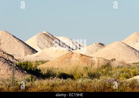 Haufen von Bergematerial, Opal Minen, Coober Pedy, Südaustralien Stockfoto