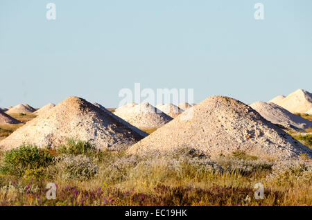 Haufen von Bergematerial, Opal Minen, Coober Pedy, Südaustralien Stockfoto