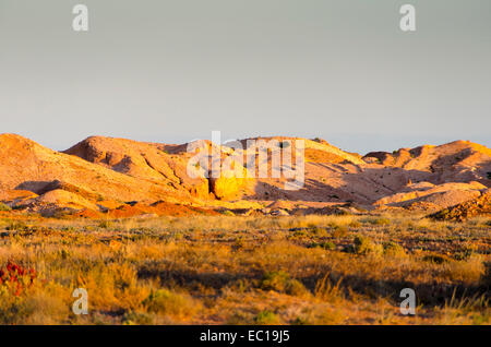 Haufen von Bergematerial, Opal Minen, Coober Pedy, Südaustralien Stockfoto