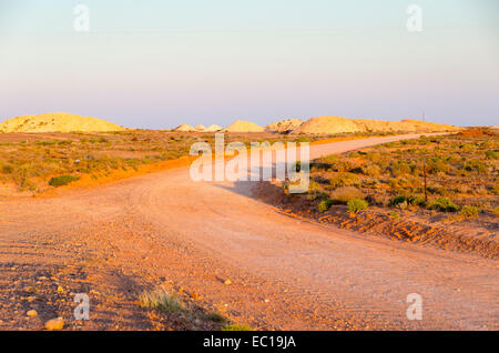 Schotterstraße durch Opalminen Coober Pedy, Südaustralien Stockfoto