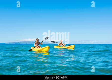 Paar Kajakfahren im Meer in den Urlaub Stockfoto