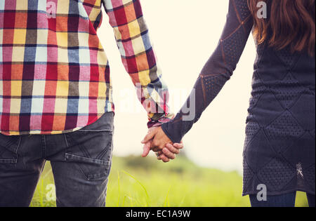 Romantische junges Paar in Liebe im freien Stockfoto