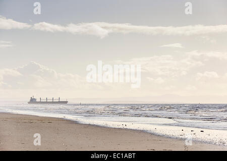 Frachtschiff von Formby Punkt in Merseyside Liverpool verlassen und Position heraus zum Meer gesehen. Stockfoto