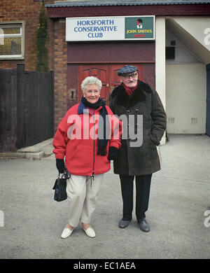 Das ältere Paar heiratete 60 Jahre und genoss das Leben in Horsforth Leeds Yorkshire England, Großbritannien Stockfoto