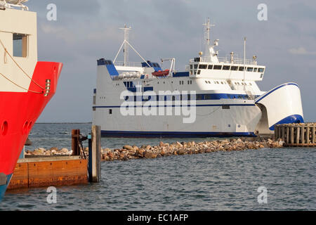 Fährhafen Sie aufrufende am kleinen Hafen Hou in der Nähe von Aarhus, Dänemark Stockfoto
