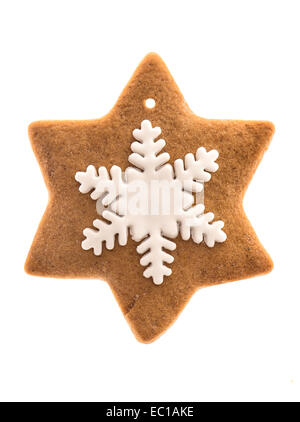 Lebkuchen sternförmige Cookie mit Puderzucker Schneeflocke isoliert auf weißem Hintergrund. traditionelle Weihnachten süße Speisen Stockfoto