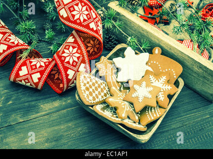 Weihnachtsschmuck und Lebkuchen. Vintage Stillleben. Retro-Stil getönten Bild Stockfoto