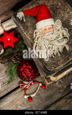 Weihnachts-Dekoration mit antiken Spielsachen auf hölzernen Hintergrund. Vintage-Stil Bild. Dunkeln konzipiert, selektiven Fokus Stockfoto