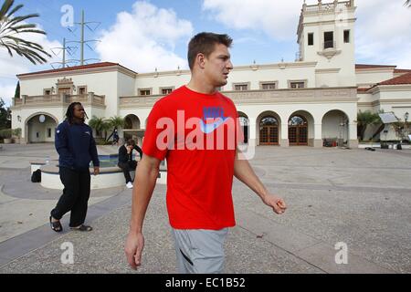 San Diego, Kalifornien, USA. 4. Dezember 2014. Dez. 4, 2014 San Diego  California USA  | New England Patriots Rob Gronkowski kommt für die Praxis in USD. |  Mandatory Bildnachweis: Foto von K.C. Alfred/UT San Diego/Copyright 2014 © KC Alfred/ZUMA Draht/Alamy Live-Nachrichten Stockfoto