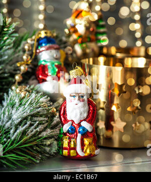 Weihnachtsschmuck mit goldenen defokussierten Lichter. festliches arrangement Stockfoto