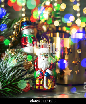 Weihnachtsschmuck mit goldenen Laterne und bunten Lichtern. festlichen Hintergrund Stockfoto