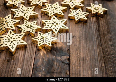 Weihnachten Dekoration Schneeflocken und auf rustikalen hölzernen Hintergrund. festliche goldenen ornament Stockfoto