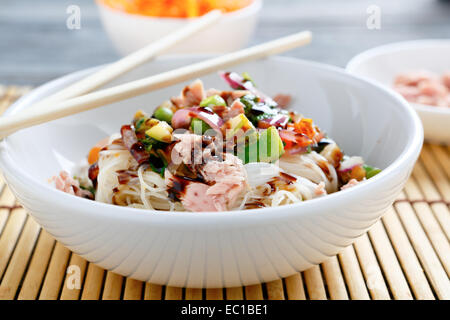 Chinesische Nudeln in eine Schüssel geben, Essen Stockfoto