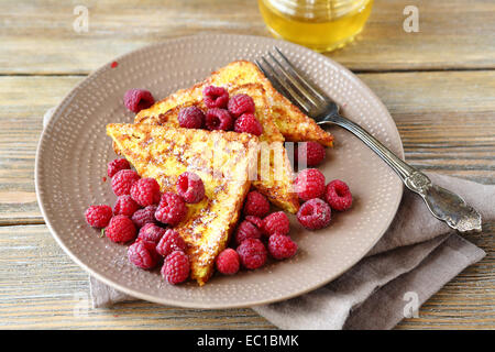 Lecker French-Toast mit frischen Himbeeren, süße Speisen Stockfoto