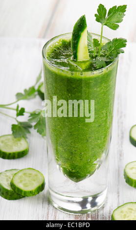 Gesunden grünen Smoothie in einem Glas.  Selektiven Fokus Stockfoto
