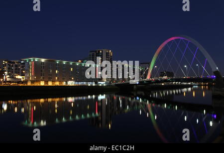 Clyde Arc in Fluss Clyde spiegelt sich auch in der Nacht Glasgow Schottland Dezember 2014 Stockfoto