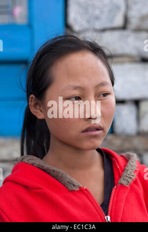 Nepalesische Sherpa junge Mädchen vor ihrem Haus.  Everest-Region, Solukhumbu Bezirk, Himalaya, Nepal. Stockfoto