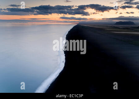 Schwarzer Strand und Küste Süd-Island Stockfoto