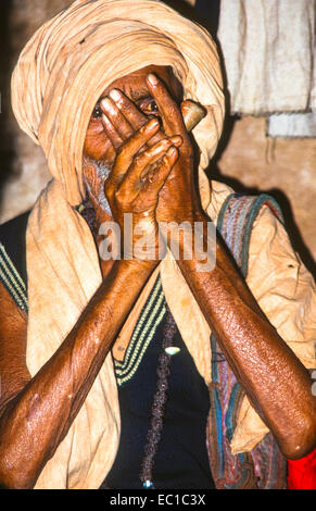 Sadhu Haschisch zu Rauchen im Tjilm in Varanasi, Indien Stockfoto