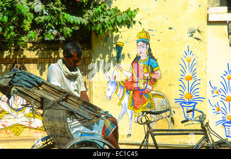 Mann und seine Fahrradrikscha in Varanasi, Indien Stockfoto